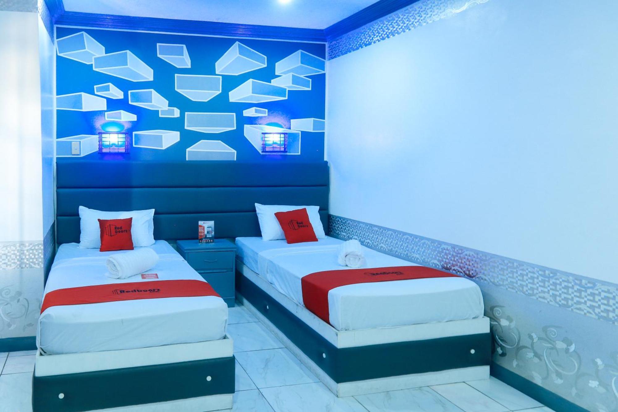 Reddoorz Plus @ Castle Chateau Iloilo ภายนอก รูปภาพ
