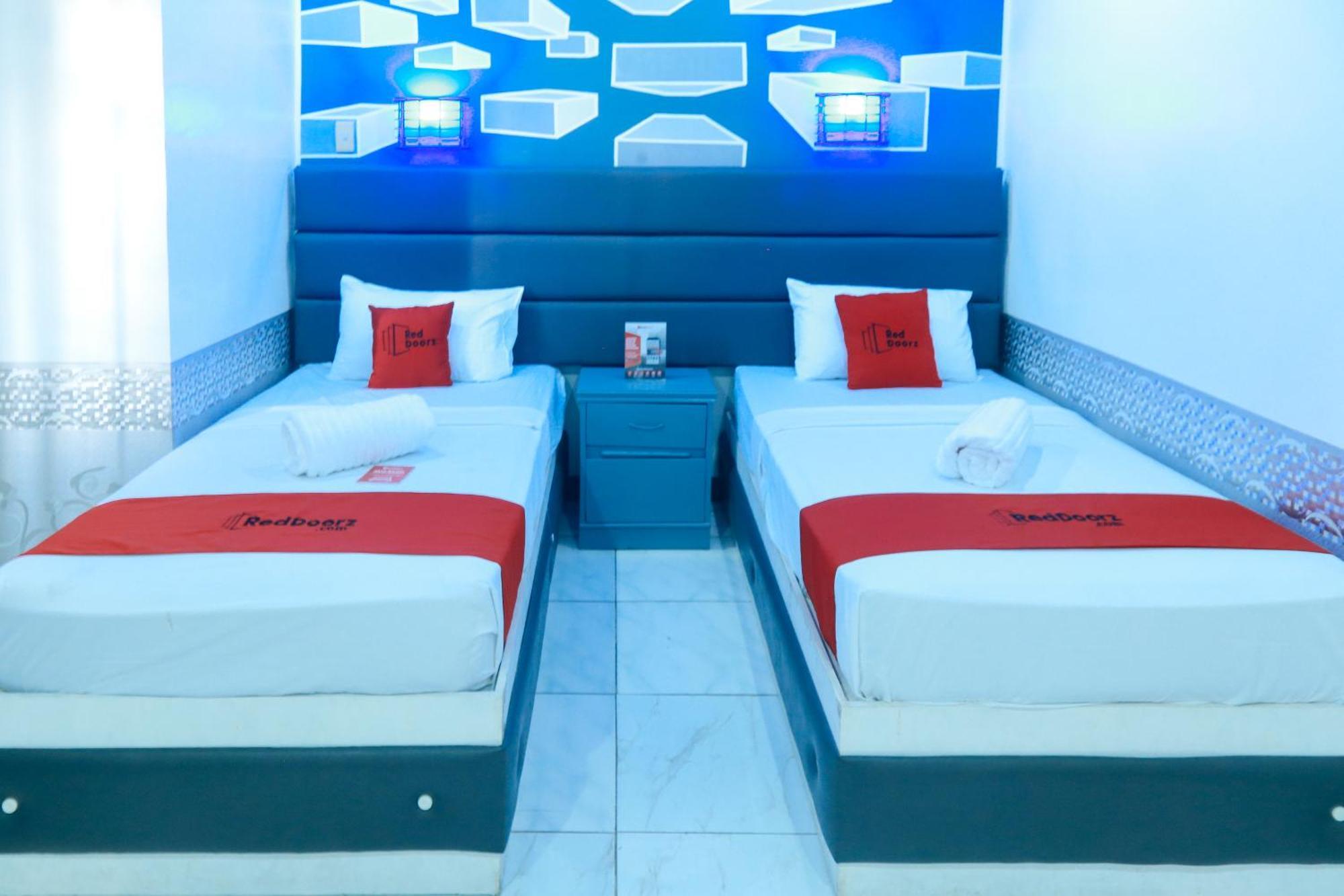 Reddoorz Plus @ Castle Chateau Iloilo ภายนอก รูปภาพ