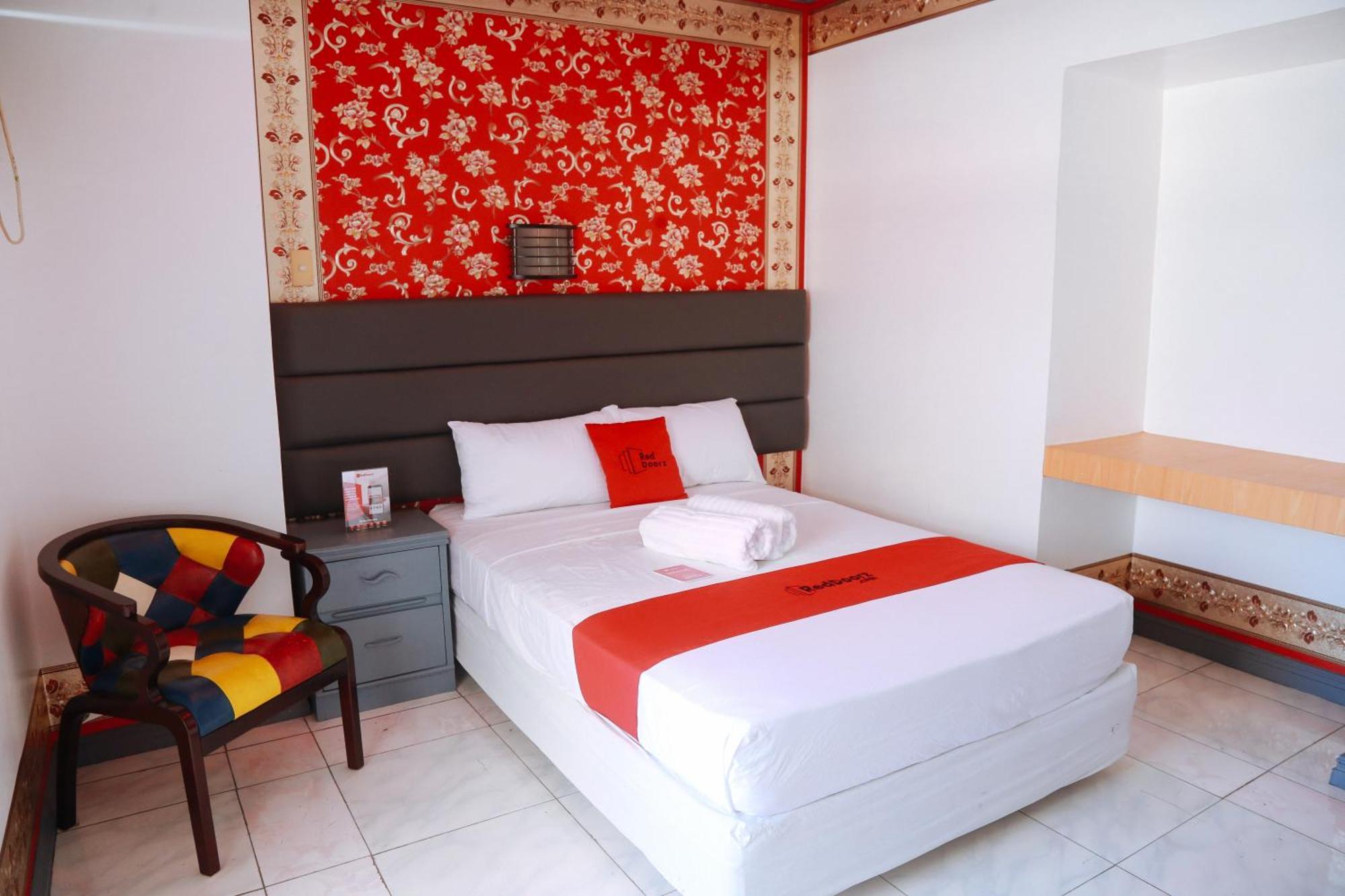 Reddoorz Plus @ Castle Chateau Iloilo ภายนอก รูปภาพ
