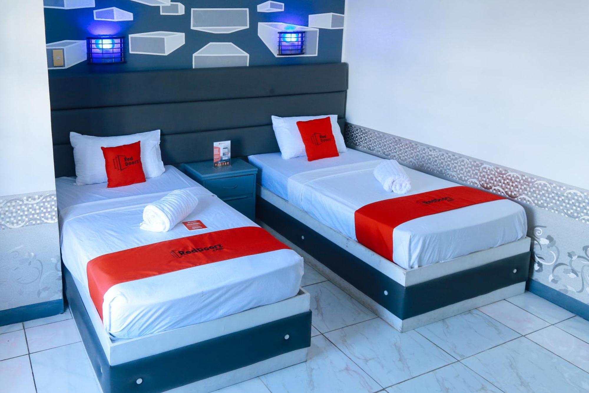 Reddoorz Plus @ Castle Chateau Iloilo ภายนอก รูปภาพ