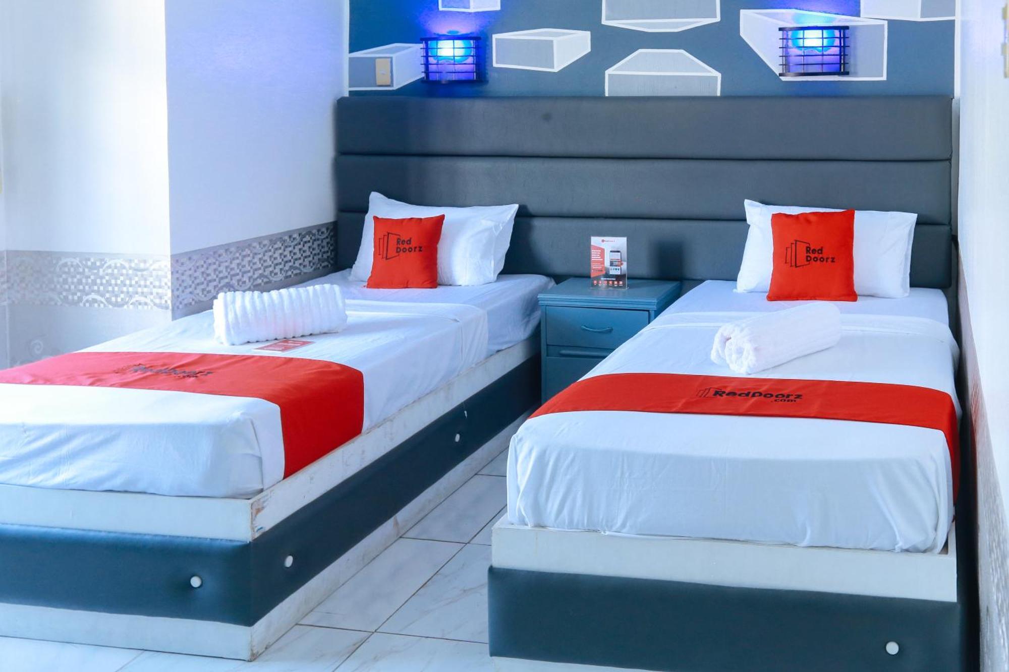 Reddoorz Plus @ Castle Chateau Iloilo ภายนอก รูปภาพ