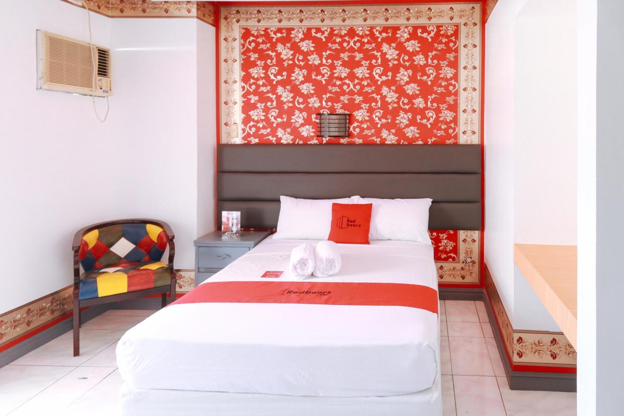 Reddoorz Plus @ Castle Chateau Iloilo ภายนอก รูปภาพ