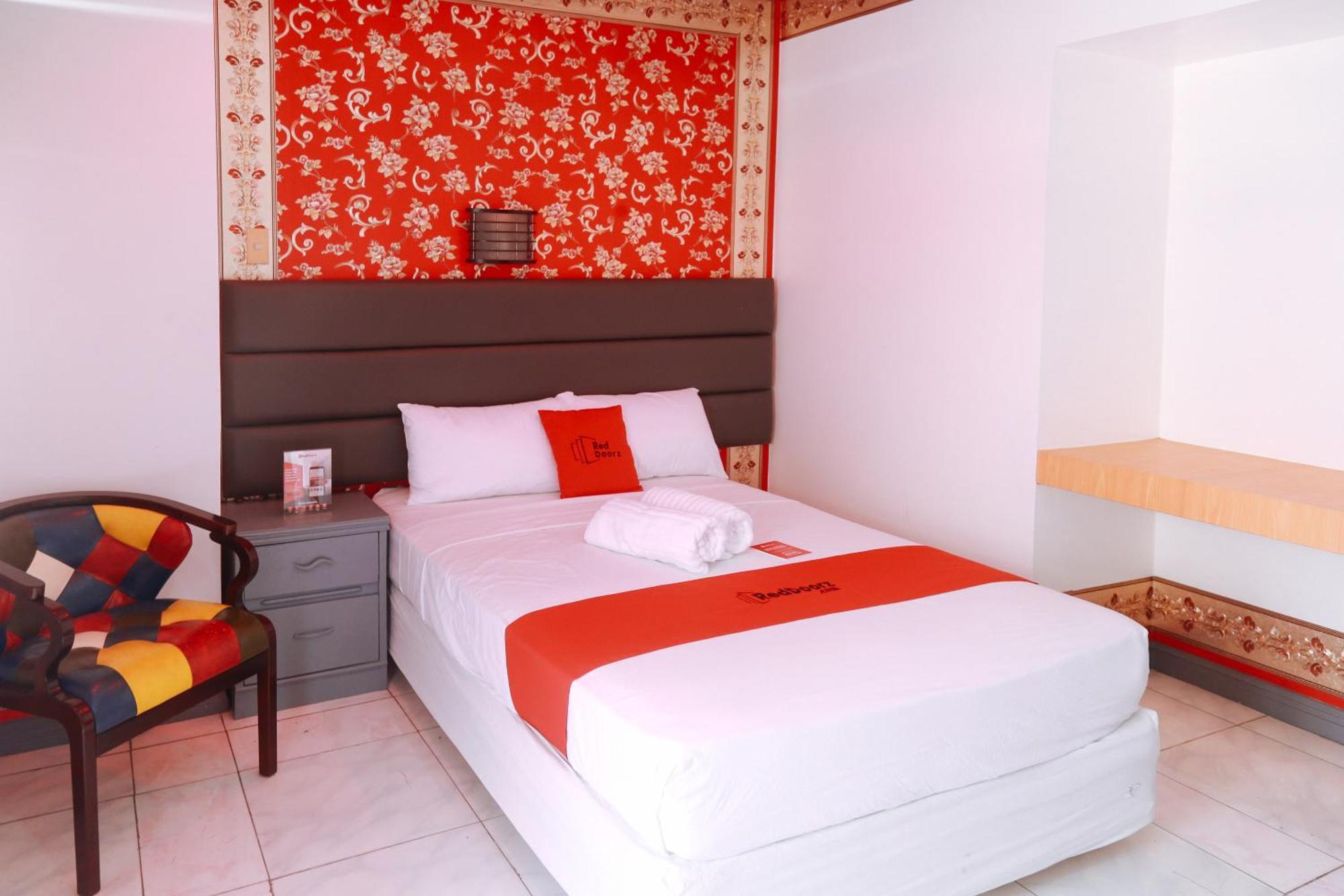 Reddoorz Plus @ Castle Chateau Iloilo ภายนอก รูปภาพ