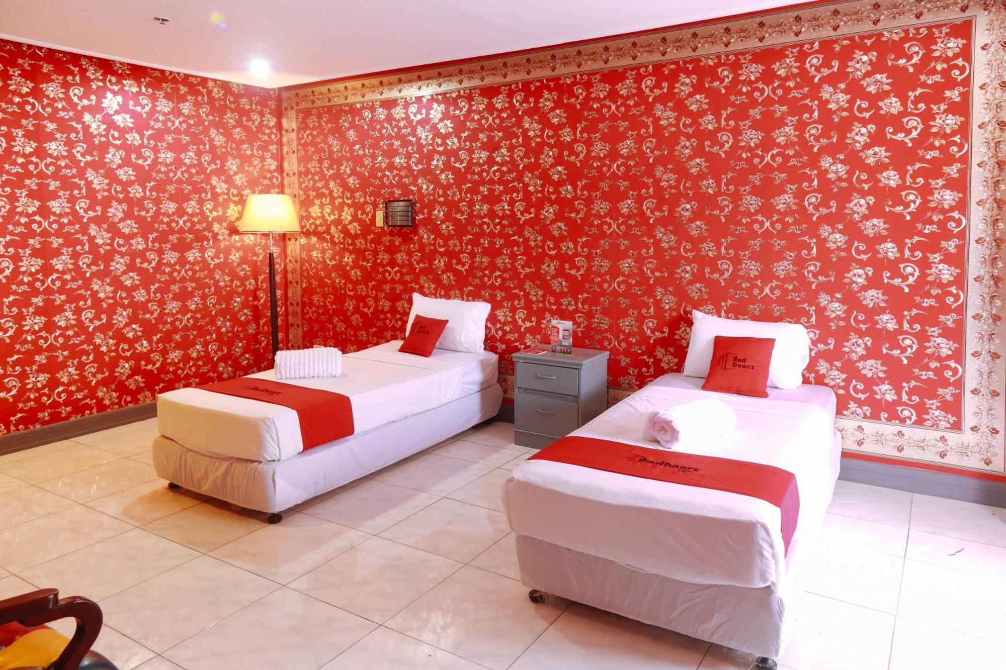 Reddoorz Plus @ Castle Chateau Iloilo ภายนอก รูปภาพ
