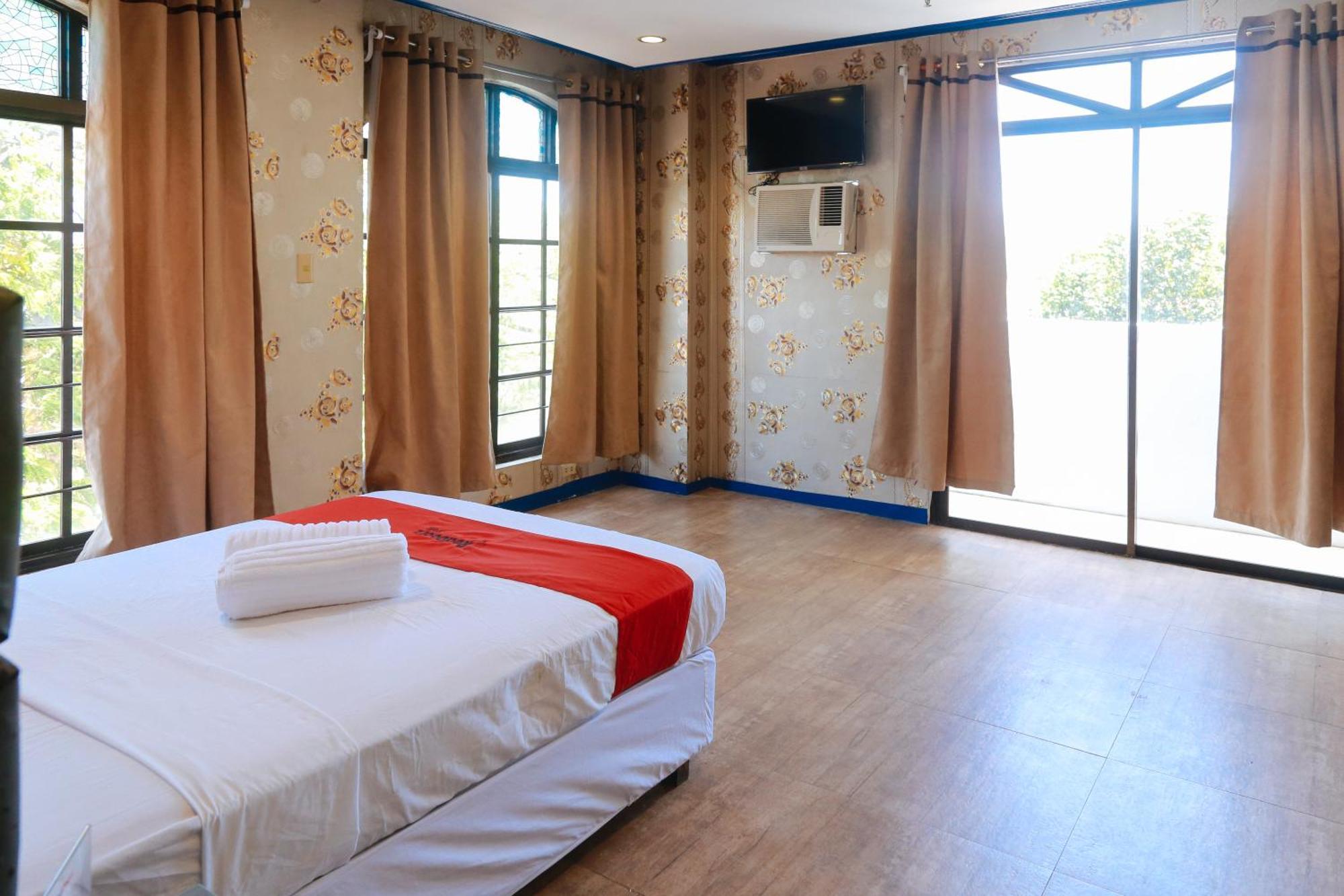 Reddoorz Plus @ Castle Chateau Iloilo ภายนอก รูปภาพ