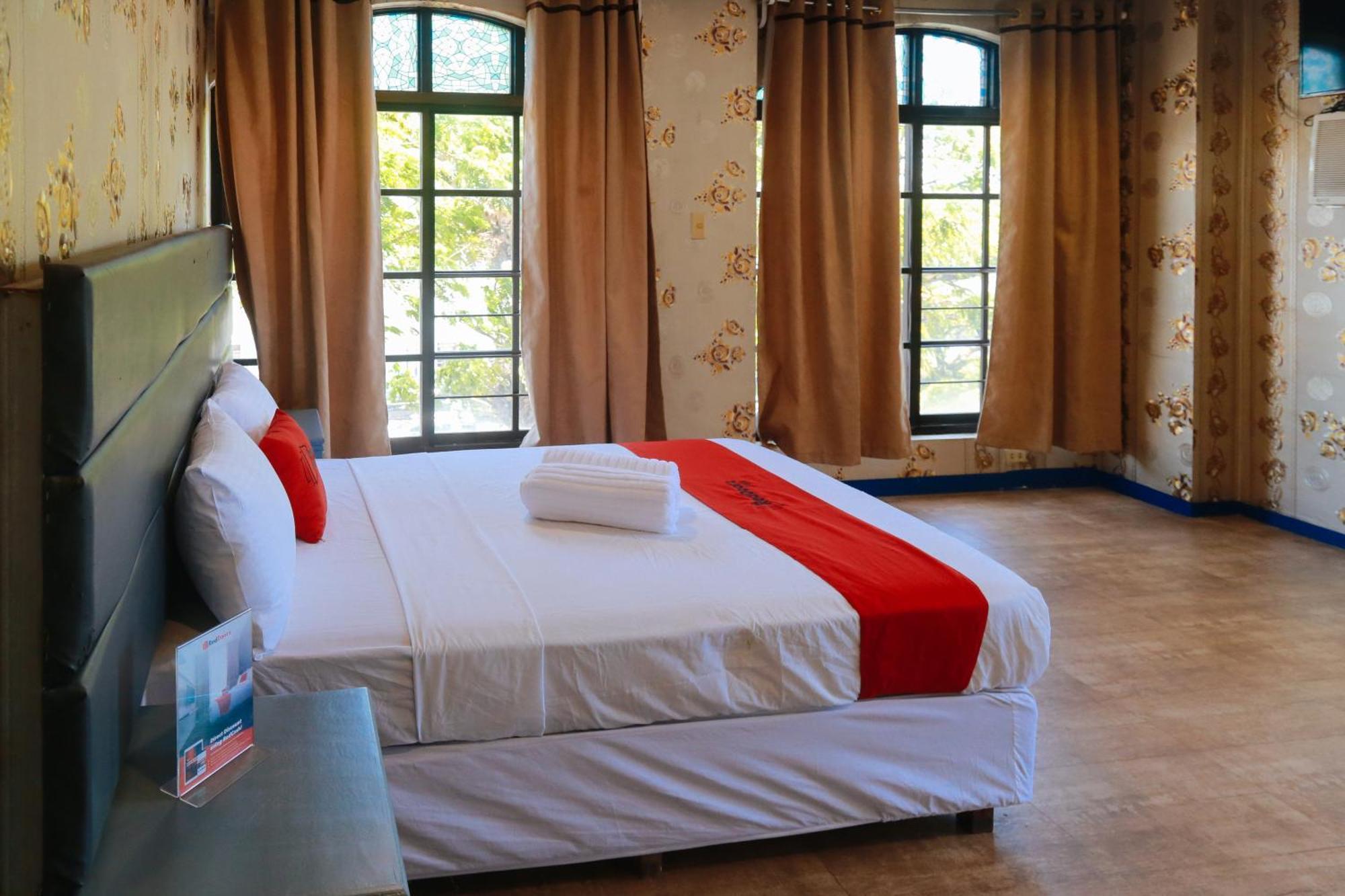 Reddoorz Plus @ Castle Chateau Iloilo ภายนอก รูปภาพ