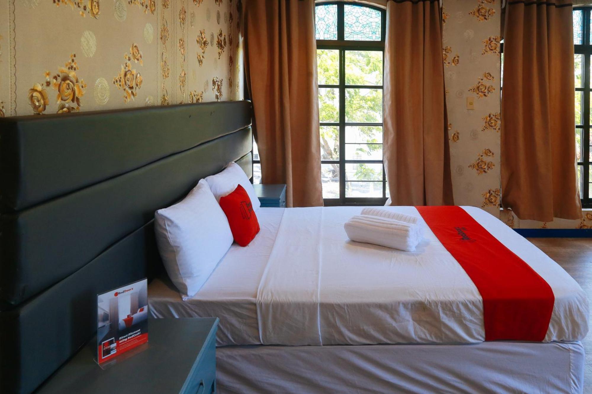 Reddoorz Plus @ Castle Chateau Iloilo ภายนอก รูปภาพ